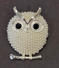 RETRO-VINTAGE ADORABLE Silver Tone Faux Pearl/Rhinestone Owl Brooch Pin SPARKLE