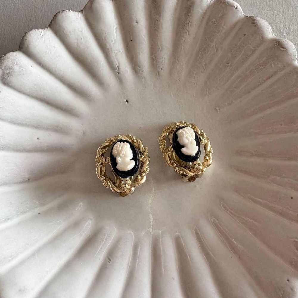 1970s USA Vintage Cameo-Style Earrings With SFG Stamp – Classical