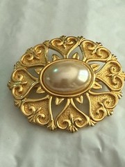 VTG 3” LADY REMINGTON (LR) GOLD PLATED & FAUX PEARL PIN -Costume Jewelry
