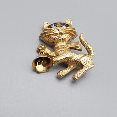 Vintage Cat Pin Brooch Blue Rhinestone Eyes September Birthstone 1974