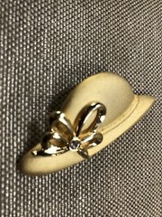 Vintage Tona Signed Satin Gold Toned Hat Brooch Pin [ML07]