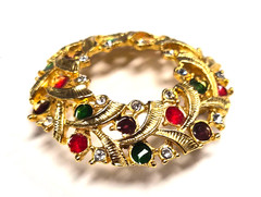 Vintage Gold Tone Rhinestone & Enamel Christmas Wreath Pin / Brooch
