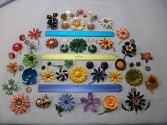 ViNTaGE 44 PiEcE MeTaL ENaMeL FLoWeR (33 PiN/10 ER/1 RiNg) LoT/CoLLecTiOn *READ*