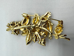 X2-2364 BROOCH GOLD TONE PIN2.1″ RHINESTONE BIRDS ANIMAL PURPLE FLORAL