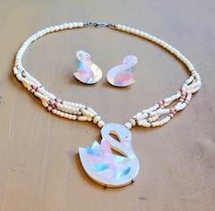 Inlaid Mother Of Pearl Swan Pendant 23in Beaded Necklace With Matching Earrings