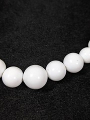 Vintage Classic MCM Rockabilly White Graduated Bead Choker Necklace 15.5 in