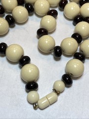 VULCANITE FRENCH LUCITE BEADS STRUNG CHAIN SCREW CLASP NECKLACE MARION GODART?