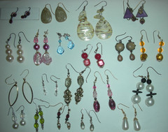 LOT 22 PAIRS VINTAGE EARRINGS PIERCED DANGLE DROP BEADED STONE GLASS COLORFUL