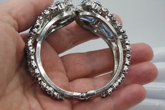 VINTAGE JULIANA SKY BLUE GLASS STONE RHINESTONE SILVER TONE HINGE BRACELET