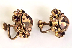 Vintage Austria Champagne & Brown Rhinestone Gold Tone Screw Back Earrings 3/4″