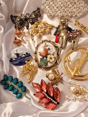 Vintage To Now Brooch Pin Lot Mixed Theme Gold-tone Silvertone Rhinestone…