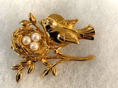 VINTAGE BROOCH GOLD TONE PIN 1.5″ ANIMAL FAUX PEARL BIRD NEST