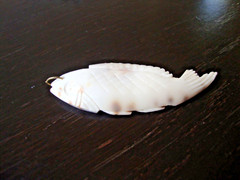 VINTAGE 1970-80s HANDMADE CARVED NATURAL SEASHELL FISH PENDANT