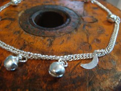 VINTAGE 18K WHITE GOLD PLATED MOON AND BELLS DANGLE BRACELET 9″