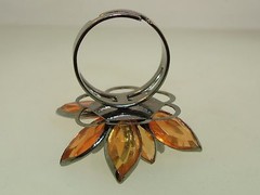 VINTAGE 1970-80’S ADJUSTABLE MOLDED PLASTIC FLOWER W/RHINESTONE RING! COOL PC.