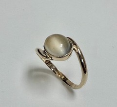 Vintage European 9K Gold Oval Cboachon Moonstone Cat’s Eye Woman’s Ring Size 7.5