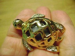 VINTAGE 80’S TURTLE, TORTOISE SPARKLY CRYSTAL BLACK STONE EYES, GOLDTONE BROOCH