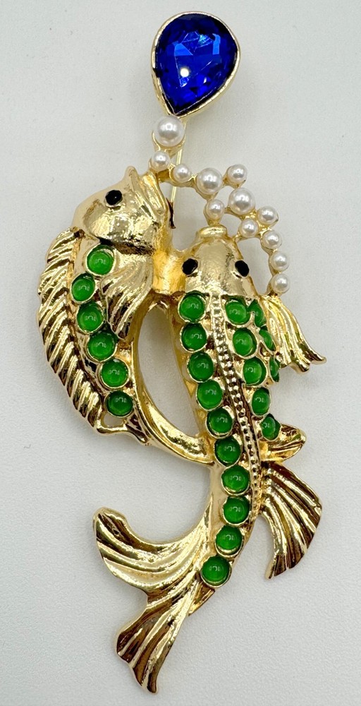 T7-1036 BROOCH GOLD TONE PIN 3.4″ ANIMAL RHINESTONE GREEN FISH FAUX PEARLS