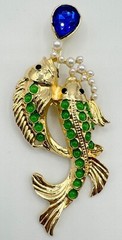 T7-1036 BROOCH GOLD TONE PIN 3.4″ ANIMAL RHINESTONE GREEN FISH FAUX PEARLS