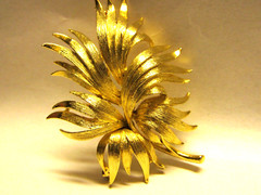 Vintage Gold-Tone Flower Brooch – Great Addition to any Jewelry collection