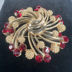Crown Trifari MCM Brooch Gold Tone & Red Rhinestone Swirl Signed (1955-1969) EUC
