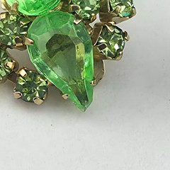 Vintage Light Green Rhinestone Gold Tone Clip On Starburst Earrings 1 1/8″