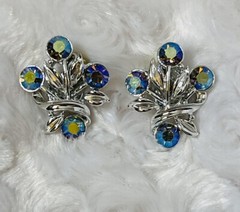 VTG AURORA BOREALIS EARRINGS FLORAL TWIST CLIP-ON SILVER TONE PRISTINE ESTATE
