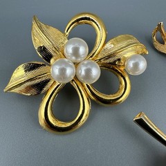 Vintage to Now Brooch Lot Gold Tone Faux Pearl Leaf Textured Brushed 1 Signed