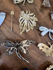 Spectacular lot of assorted vintage brooches
