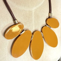 C 1946 Marbled Acrylic/Wood Ovals Faux Leather Cord Statement Gold Tone Necklace