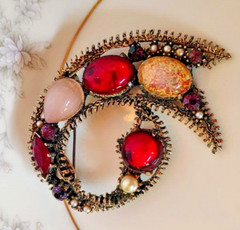 VTG BROOCH Textured Gold Tone Paisley Shape Fire Opal Cabochon Pink Red 2.5 in