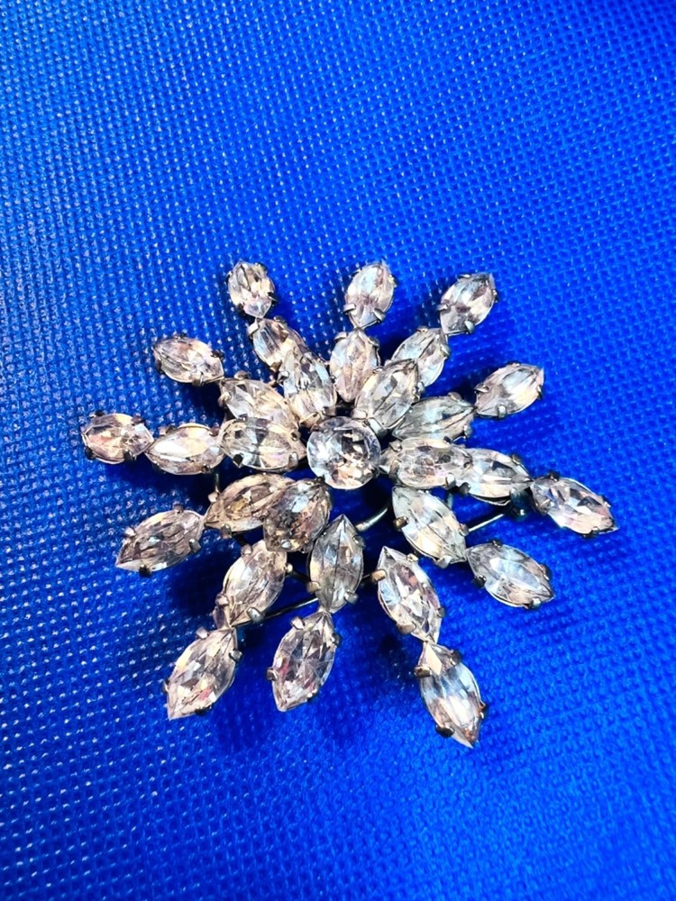 Vintage brooch clear stones silver color base metal secure clasp