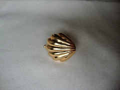 VTG 1970s SCALLOPED SEASHELL GOLD TONE HINGED W/ SAFETY CATCH DRESS/SCARF CLIP