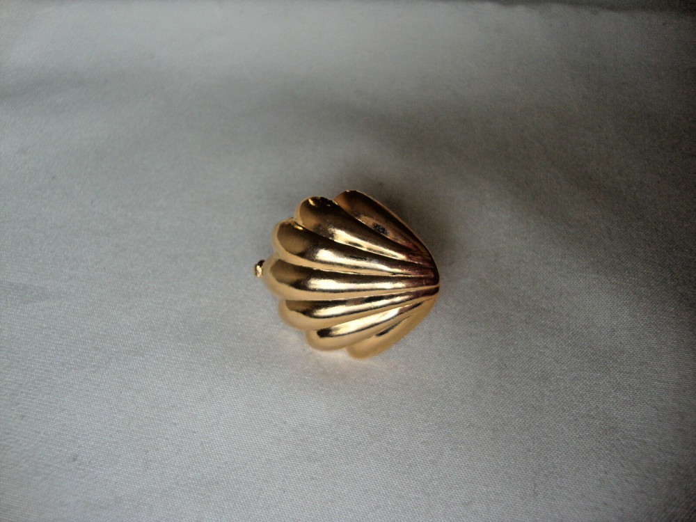VTG 1970s SCALLOPED SEASHELL GOLD TONE HINGED W/ SAFETY CATCH DRESS/SCARF CLIP