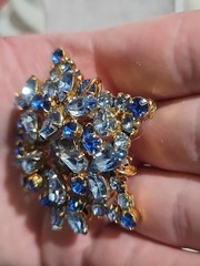 Vintage JULIANA Brooch Layered Hues of Blue Rhinestone Beautiful Gold Tone