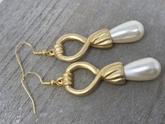 Faux Pearl Teardrop Matte Gold Tone Pierced Earrings Dangle Drop Vintage 2.5 In