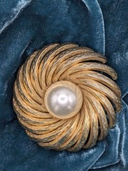 Vintage mid century jewelry pin Gold Swirl Brooch faux Pearl, 2 Inch Unbranded