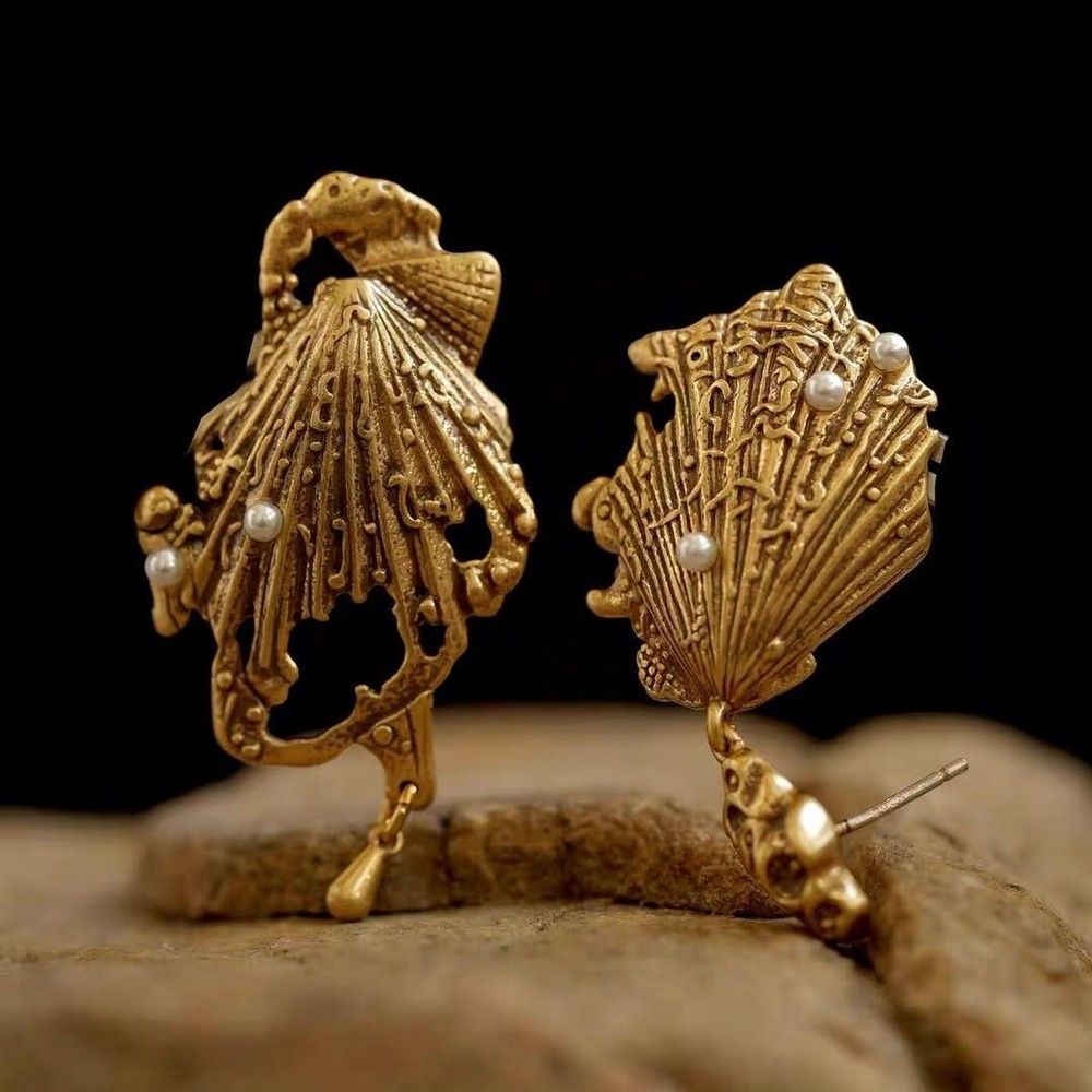 Vintage Gold Shell Pearl stud Earrings