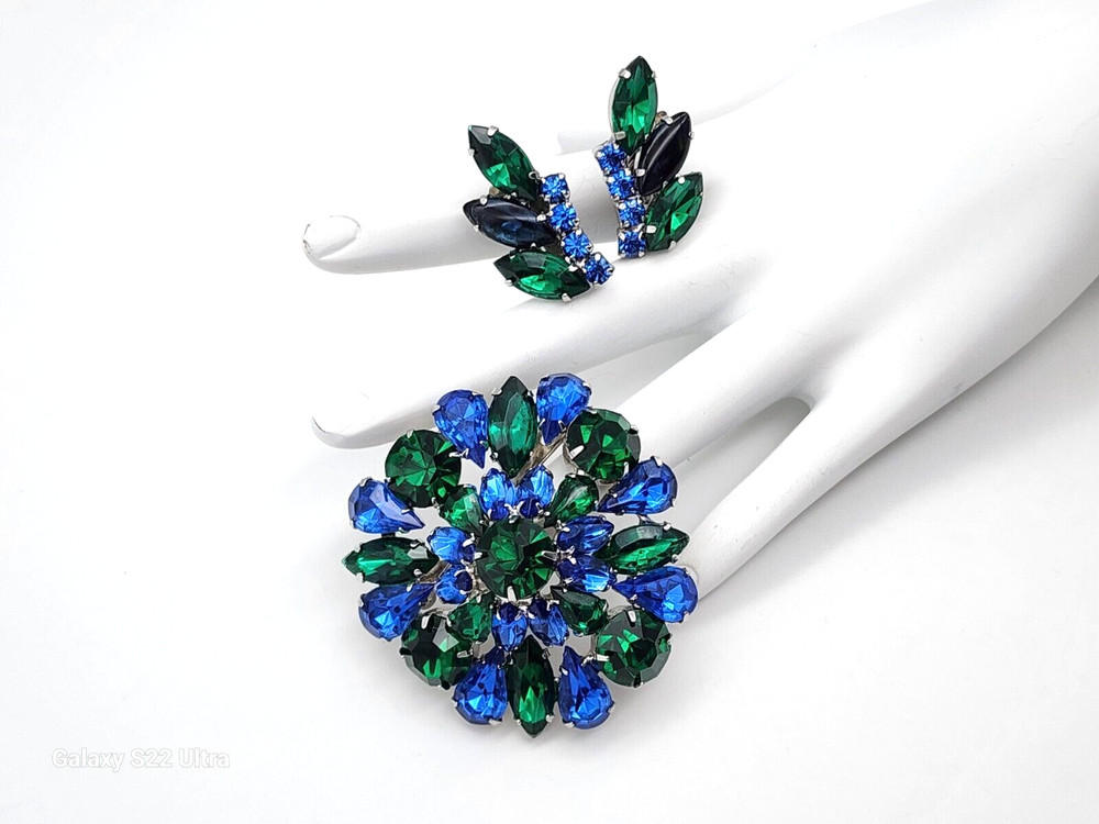 VINTAGE 60’S BLUE/GREEN RHINESTONE SILVER TONE JEWELRY BROOCH/PIN & EARRINGS SET