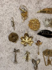 Lot of 19 Varied Size & Styled Pin Brooches Jewelry Some Vintage Some Modern