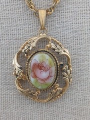 1970s Whiting & Davis gold tone Victorian inspired pink rose pendant necklace