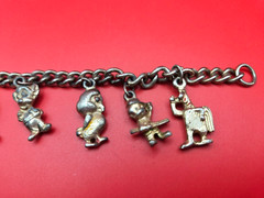 Warner Bros Looney Tunes Cartoon KIDS Charm Bracelet 6″ Tweety Bugs Daffy Vntg