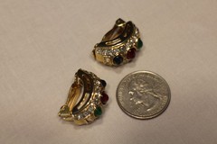LES BERNARD VINTAGE GLASS CABACHON CLIPON EARRINGS