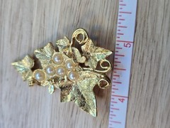Vintage Gold Tone Grape Cluster Brooch Pin Faux Pearl Ivy Leaf Mid Century