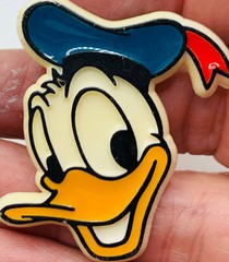 VTG LOT 12 CARTOON CHARACTER BRAND PINS – WARNER BROS, LOONEY TOONS, SMURF, AVON