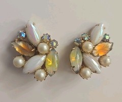 Vtg KRAMER FROSTED AB RHINESTONE FAUX PEARL CLUSTER CLI P EARRINGS