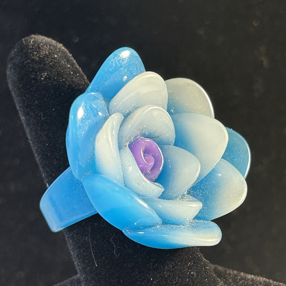 Vintage Flower Power Ring Molded Acrylic Lucite Size 9 Dimensional Mod Retro