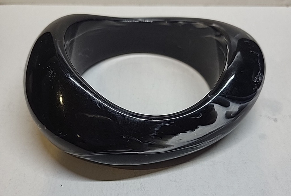 Vintage Black White Marbled Swirl Asymmetrical Lucite Chunky Bracelet 8″ Wrist