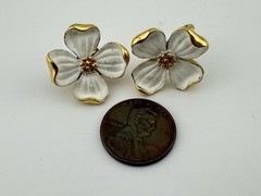 CROWN TRIFARI GOLDTONE WHITE ENAMEL DOGWOOD FLOWER CLIP ON EARRINGS K836A