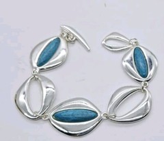 Faux Turquoise Toggle Link Bracelet 8.5 in Silver tone Turquoise Blue
